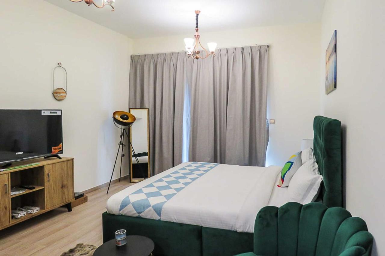 Oyo 860 Studio Apartment, Maya Tower 4, Jumeirah Village Triangle Dubai Buitenkant foto
